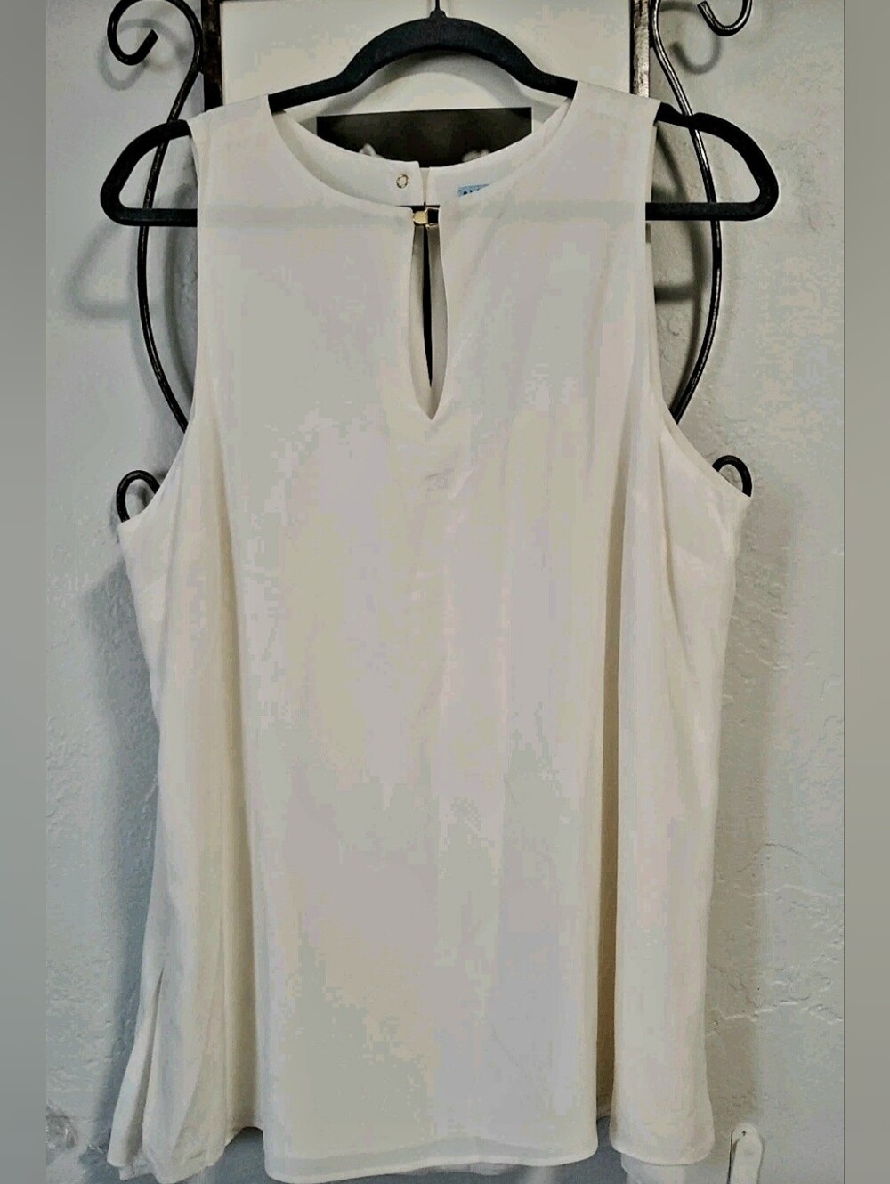 ANTONIO MELANI Silk Cream Sleeveless Keyhole Top with Gold Accent
